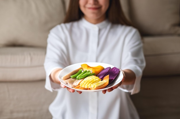 Osoba trzymająca talerz z jedzeniem